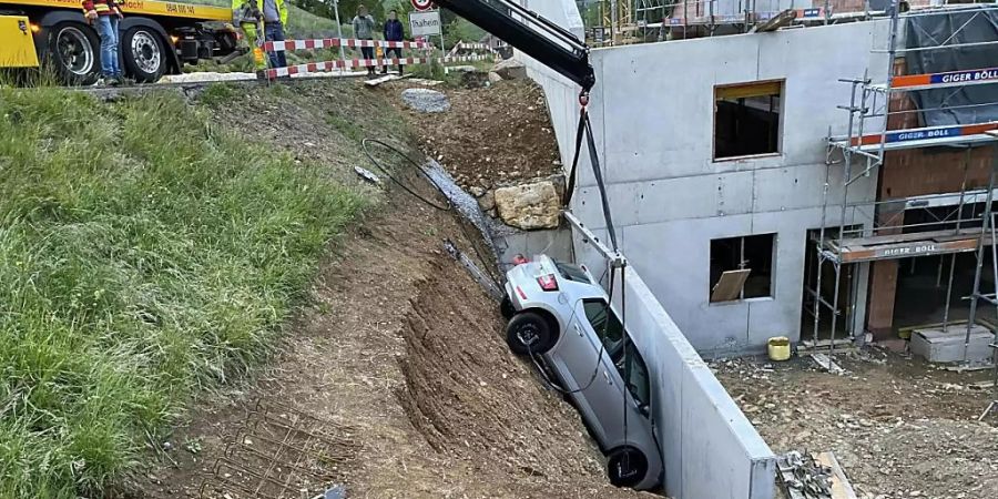 Gegen eine Stützmauer geprallt: Die Lenkerin hatte ihr abgestelltes Auto nicht gesichert.