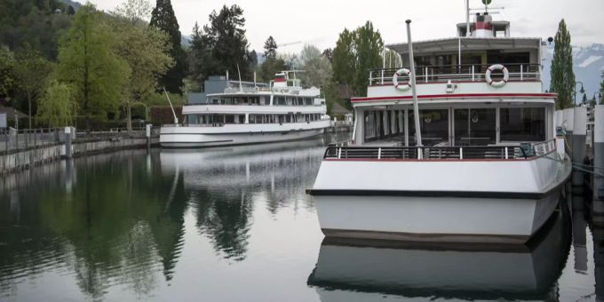 Passagierschiffe liegen bei der Schiffländte im Wasser während der Pandemie des Coronavirus in Thun BE. (Symbolbild) Thun BE