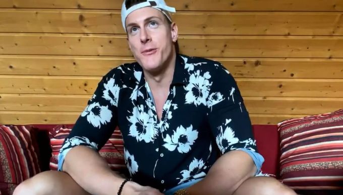 Calvin verdrückt sich ein Lachen. Temptation Island