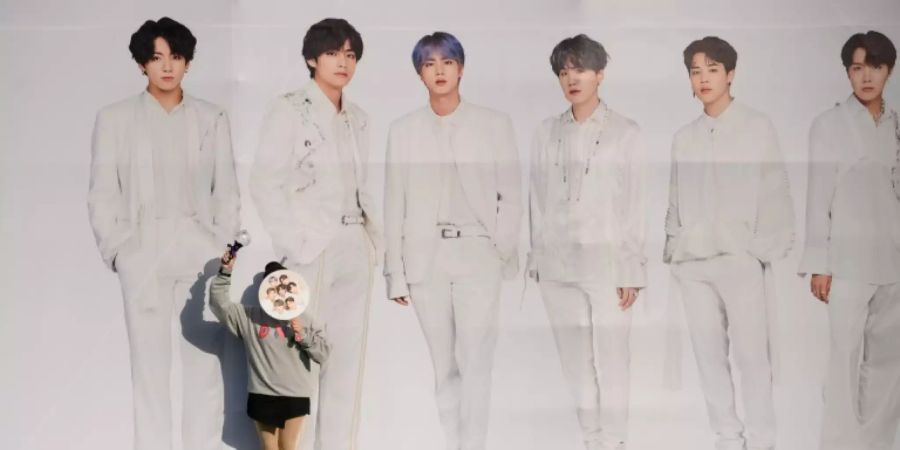 Fan vor Riesen-Poster von BTS