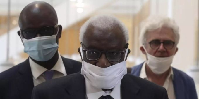 Den Corona-Regeln entsprechend mit einer Maske kommt Lamine Diack (M) mit seinem Anwalt William Bourdon (r) ins Pariser Gericht. Lamine Diack