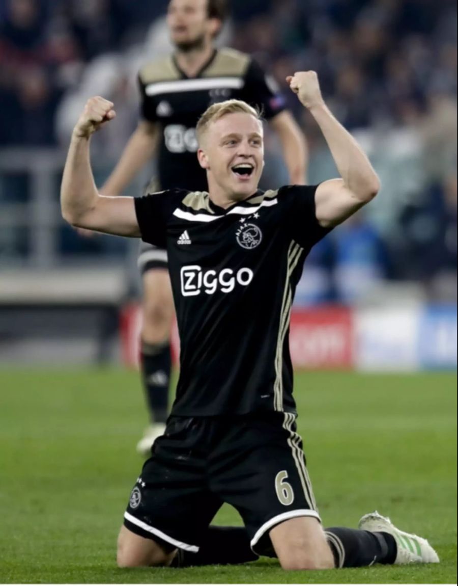 Donny van de Beek legt bei Ajax Amsterdam einen kometenhaften Aufstieg hin.