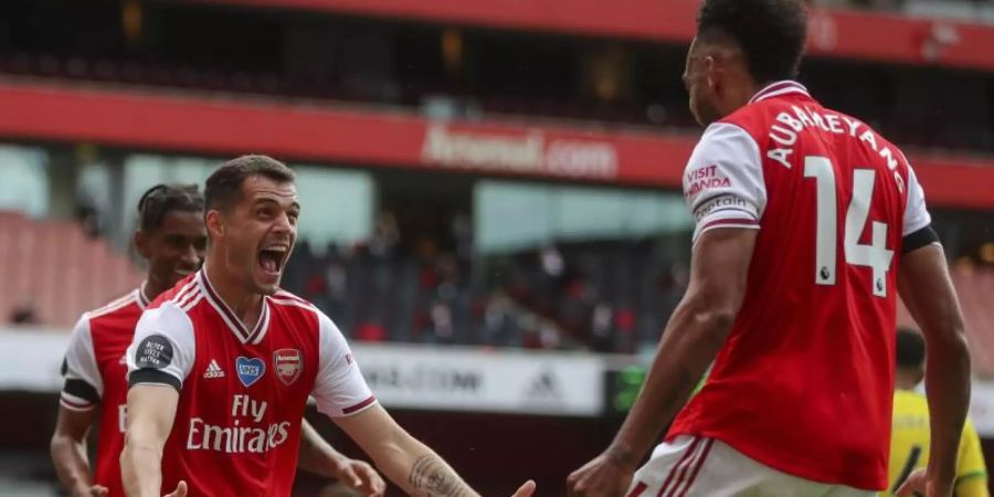 Granit Xhaka (l) und Pierre-Emerick Aubameyang (r) vom FC Arsenal feiern das 2:0 gegen Norwich City. Foto: Mike Egerton/Pool PA/AP/dpa