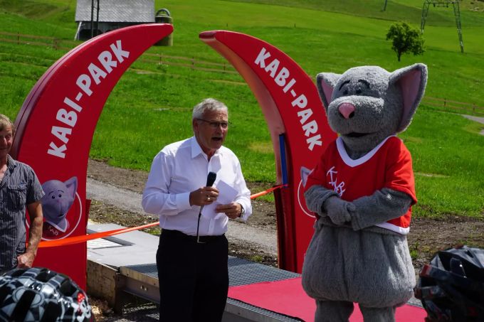 Regierungsrat Andreas Barraud bei seiner Rede zur Eröffnung des KABI-Bikeparks. Barraud Bikepark
