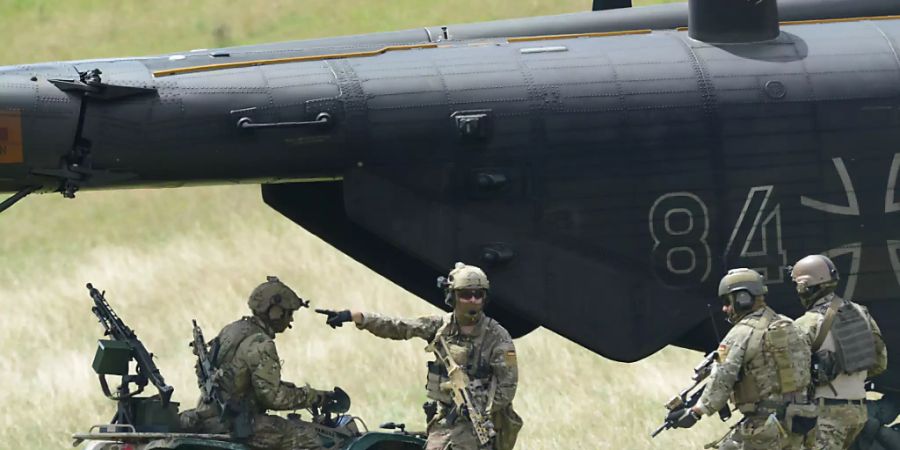 ARCHIV - Soldaten des Kommandos Spezialkräfte (KSK) stürmen auf dem Kasernengeländ während einer Übung ein Fahrzeug. Foto: picture alliance / dpa