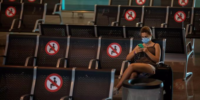 Zwei britische Reiserückkehrer aus Südafrika wurden positiv auf die neue Corona-Variante getestet. Corona Reisen Vereinigtes Königreich