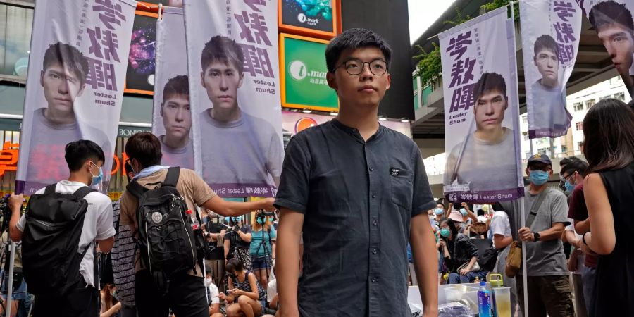 Joshua Wong (M), prodemokratischer Aktivist, steht nach einem Interview für ein Foto bereit, während er an einer Aktivität für die bevorstehenden Wahlen zum Legislativrat von Hongkong teiln