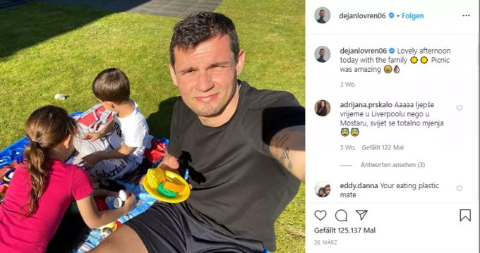 Dejan Lovren vom FC Liverpool spielt mit seinen zwei Kindern im Freien. Dejan Lovren Liverpool
