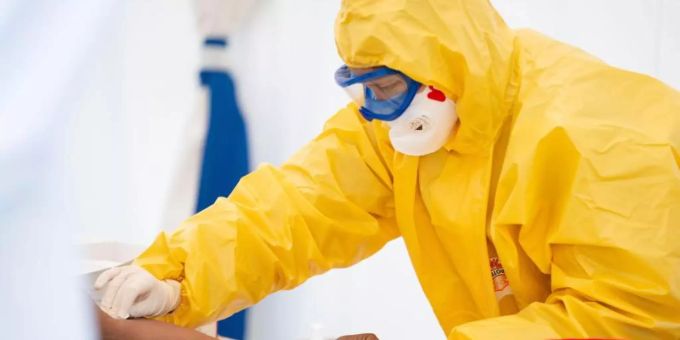 Eine Rettungssanitäterin entnimmt in einem Zelt in Berlin einem Patientin Blut - für den möglichen Nachweis von Antikörpern gegen das Coronavirus. Foto: Kay Nietfeld/dpa Coronavirus Deutschland