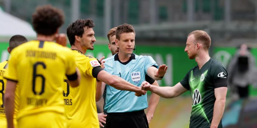 Mats Hummels (l.) und Maximilian Arnold versöhnen sich Corona-Konform.