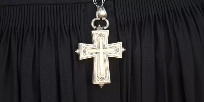 Ein Kreuz hängt an einer Kette. (Symbolbild) Gottesdienste in der Kirche