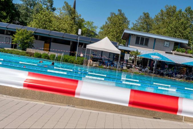Schwimmen hinter der Abschrankung