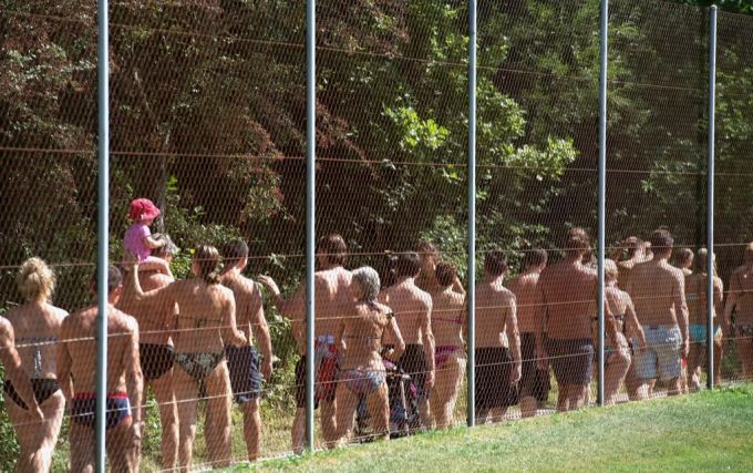 Dutzende Menschen laufen auf dem Weg neben der Aare den Fluss hoch. Eichholz