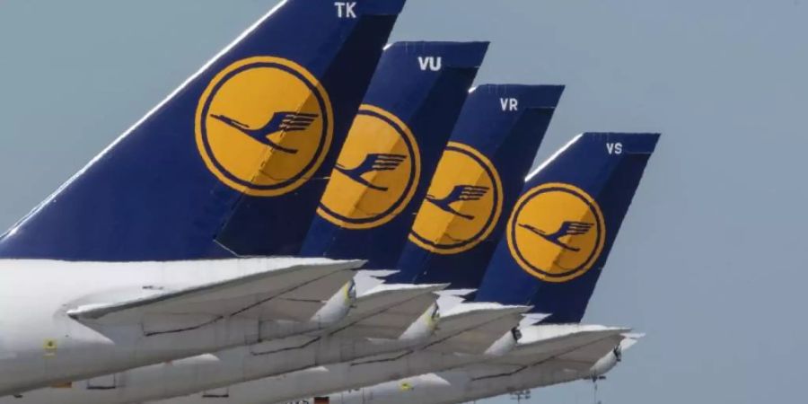 Stillgelegte Passagiermaschinen der Lufthansa stehen auf dem Frankfurter Flughafen. Foto: Boris Roessler/dpa