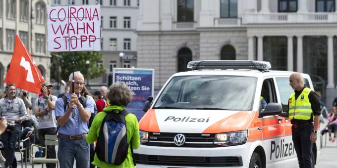 In Corona-Krise - Linke und Rechte fordern Aufhebung des Demo-Verbots