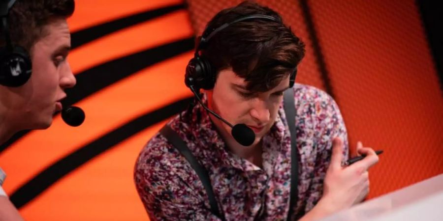 Die LEC-Caster Aaron «Medic» Chamberlain (r.) und Christy «Ender» Frierson werden den «Community Showdown» kommentieren. Foto: Riot Games/dpa