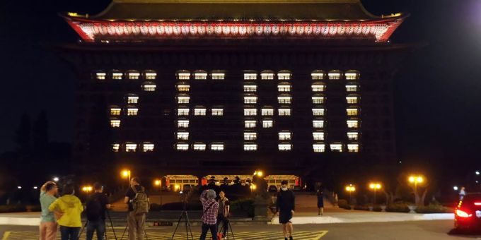 Das Taipei Grand Hotel am 3. Mai. Mit einer Light-Show wurde gefeiert, dass in Taiwan kein neuer Coronavirus-Fall mehr aufgetaucht war. Taiwan Coronavirus