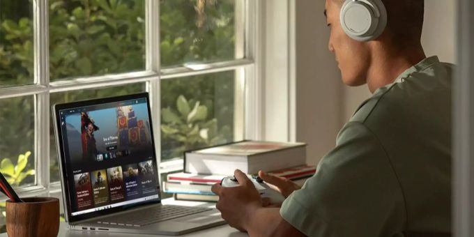 Ein Mann benutzt das Microsoft Surface Book 3 zum Spielen. Microsoft Surface Book 3