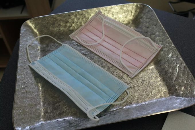 Die blauen Masken für die Herren, die rosaroten Schutzmasken sind für die Damen. Schutzmasken