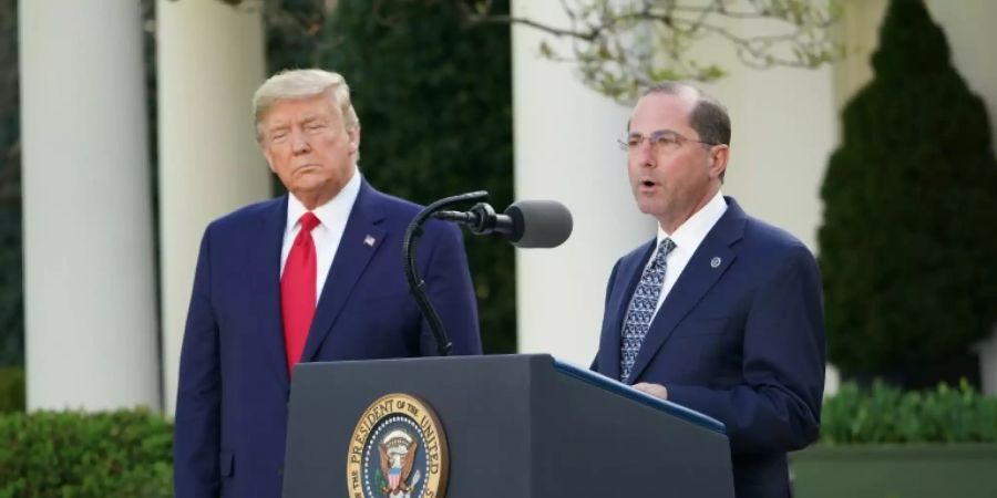 Trump und Gesundheitsminister Azar (r.)