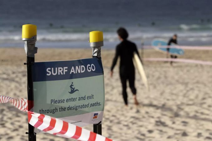 Die Wellenreiter wurden mit Schildern mit der Aufschrift «Surf and Go» zum schnellen Verlassen des Strands nach dem Surfen aufgerufen. Bondi Beach