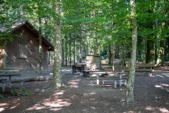 Der Grillplatz neben dem Tierpark Waltenschwil bei Wohlen. Grillplatz Tierpark Waltenschwil