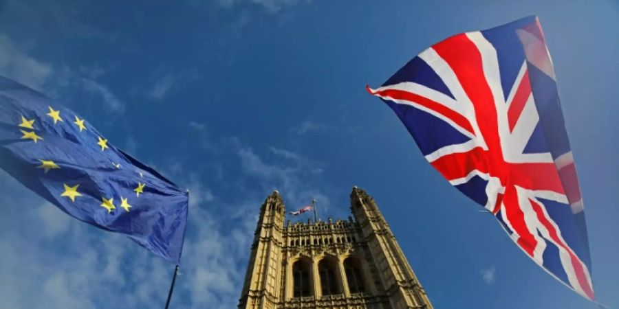 Flaggen der EU und Grossbritanniens in London