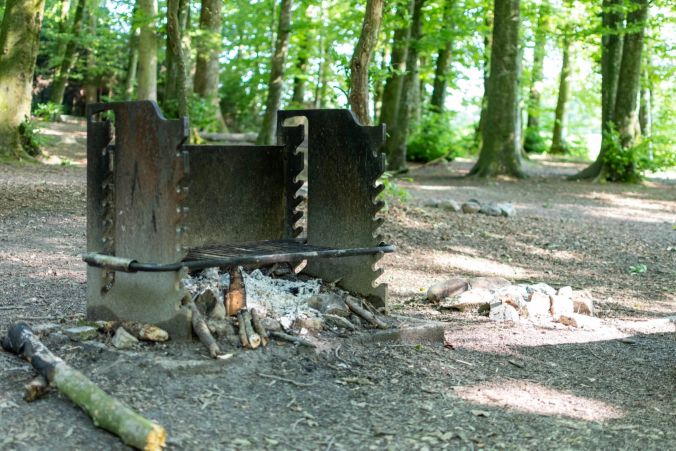 Die Grillstelle und ein abgelegter Steinkreis.