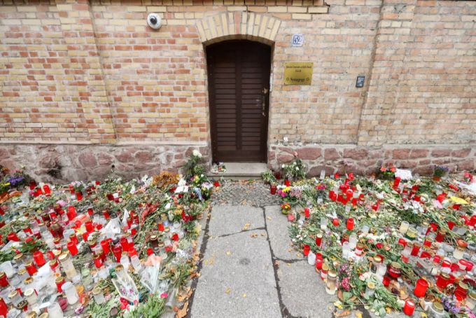 Nur noch ein schmaler Weg führt zwischen den Blumen und Kerzen zur Tür der Synagoge Halle. Stephan B. hatte 2019 in der Synagoge herumgeschossen. (Archivbild) halle