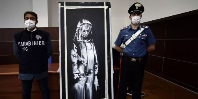 Banksy malte das Bild des trauernden Mädchens auf eine Tür. Bataclan