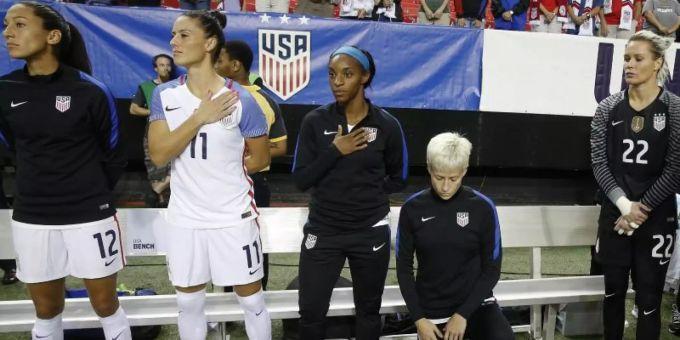 Megan Rapinoe (2.v.r) kniet neben ihren Teamkolleginnen. Foto: John Bazemore/AP/dpa/Archiv Megan Rapinoe (2.v.r) kniet neben ihren Teamkolleginnen. Foto: John Bazemore/AP/dpa/Archiv