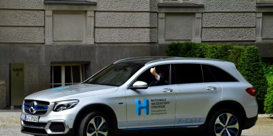 Minister Altmaier in einem Wasserstoff-Auto von Mercedes