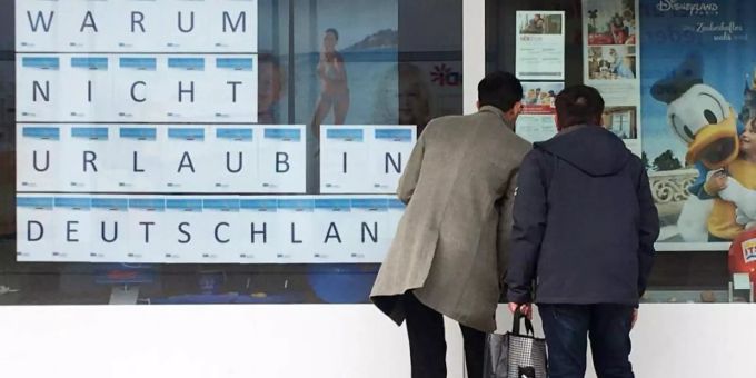 Zwei Männer schauen in das Schaufenster eines Reisebüros, an dem mit grossen Buchstaben «Warum nicht Urlaub in Deutschland» zu lesen ist. Foto: Bernd Thissen/dpa Zwei Männer schauen in das Schaufenster eines Reisebüros, an dem mit grossen Buchstaben «Warum nicht Urlaub in Deutschland» zu lesen ist. Foto: Bernd Thissen/dpa
