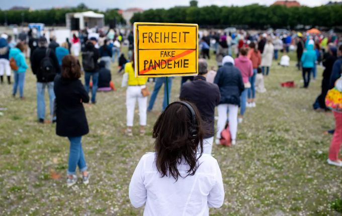 Eine Teilnehmerin einer Demonstration gegen die Anti-Corona-Massnahmen der Politik steht auf der Theresienwiese in München. corona-demo münchen
