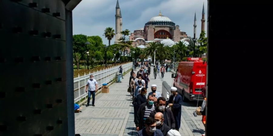 Erstes Freitagsgebet in Istanbuls Blauer Moschee