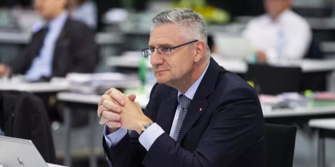 SVP-Nationalrat und Asylchef Andreas Glarner provoziert mal wieder auf Facebook – kurz vor der Wahl des neuen SVP-Chefs. Andreas Glarner SVP
