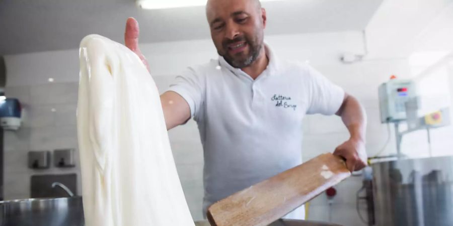 Antonio Taccogna bei der Herstellung von Mozzarella in der Molkerei «Latteria del Borgo» in Faido.