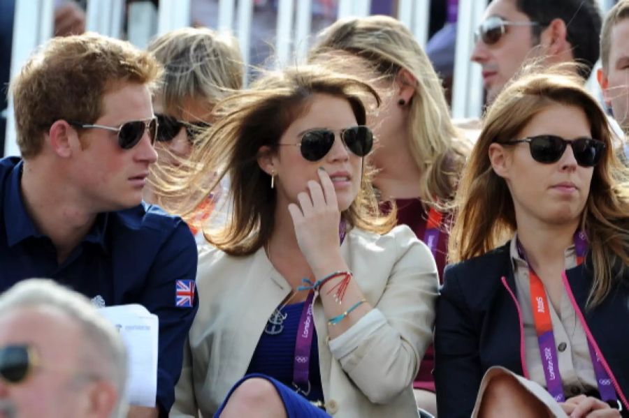 Prinz Harry mit seinen Cousinen Eugenie und Beatrice.