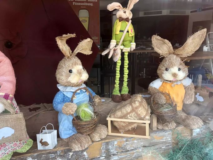 Die Osterdekoration des Café EG in Dübendorf hat Marissa Dzeletovic grosse Freude bereitet. Osterdekoration im Café EG Dübendorf