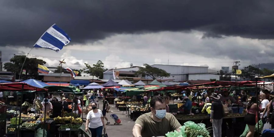 Die starke Zunahme der Neuinfektionen mit dem Coronavirus hat die Regierung in Costa Rica dazu veranlasst, die Lockerungsmassnahmen vorerst auszusetzen. (Archivbild)