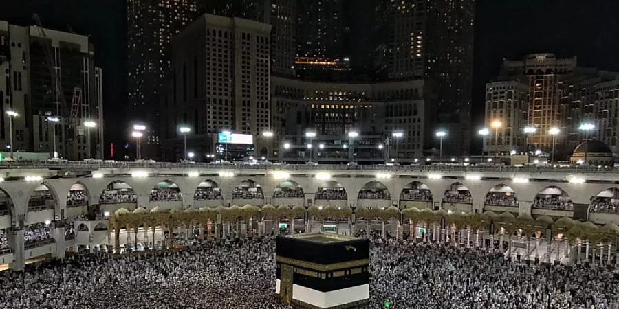 Kurz vor Beginn der Hadsch, der Wallfahrt für Muslime, hat Saudi-Arabien  trotz Coronavirus die Moscheen wieder geöffnet. Im Bild die Kaaba, das zentrale Heiligtum des Islam. (Archivbild)