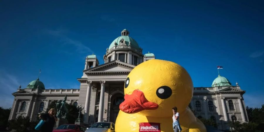 Eine aufblasbare Ente als Boykott-Aufruf vor dem Parlament in Belgrad