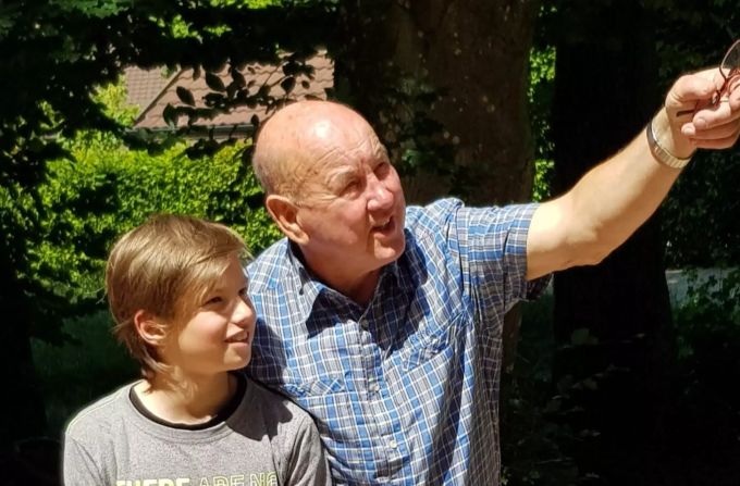 Lionel Hegner mit seinem Grossvater. Armin Hegner wohnt im Kanton Schwyz – wegen der Coronakrise konnten sich die beiden länger nicht sehen. Lionel Hegner