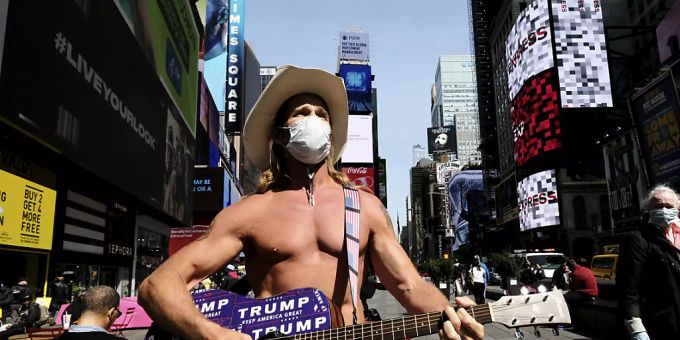 Da hat nicht mal der Naked Cowboy in New York noch zu Lachen: Die Arbeitslosigkeit in den USA steigt weiter (Archivbild). Da hat nicht mal der Naked Cowboy in New York noch zu Lachen: Die Arbeitslosigkeit in den USA steigt weiter (Archivbild).