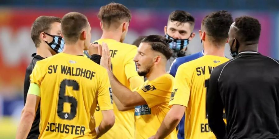 Die Spieler des SV Waldhof Mannheim gewannen im Rostocker Ostseestadion. Foto: Bernd Wüstneck/dpa-Zentralbild/dpa