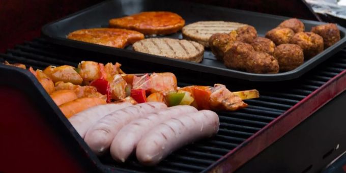 Sommerzeit ist Grillzeit. Und pünktlich zum Saisonstart entfacht der Streit um die Benennung von Fleischalternativen neu. BBQ