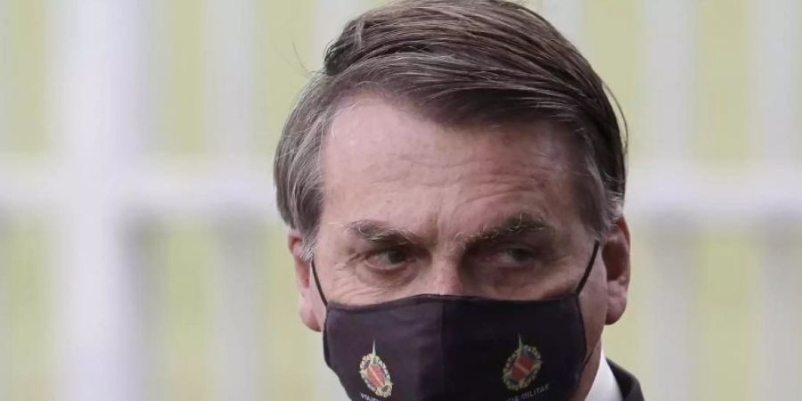 Brasiliens Präsident Jair Bolsonaro ist weiter mit dem Coronavirus infiziert. Foto: Eraldo Peres/AP/dpa