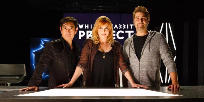 Grant Imahara (l-r), Kari Byron und Tory Belleci, Moderatoren der Netflix-Serie «White Rabbit Project» stehen am Pult. Grant Imahara mythbusters