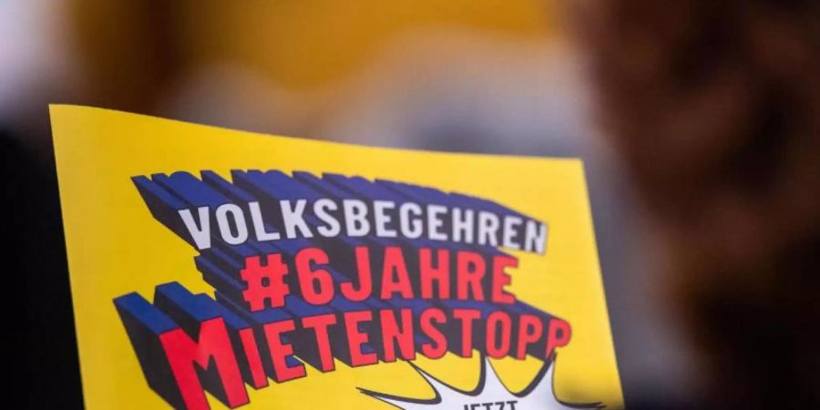 Ein Parteimitglied blickt im Rahmen des kleinen Parteitags der Bayern SPD auf einen Flyer zum Volksbegehren «6 Jahre Mietenstopp». Foto: Lino Mirgeler/dpa