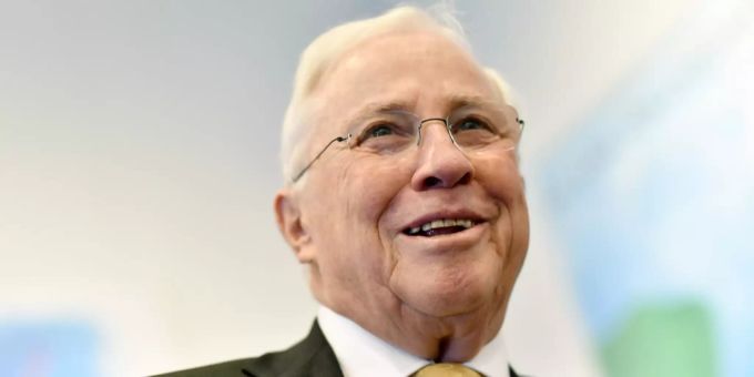 Christoph Blocher hat gut Lachen. Der Alt-Bundesrat könnte schon bald 2,7 Millionen Franken reicher sein. Christoph Blocher